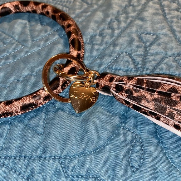 Leopard Bangle Bracelet Keyring - Picture 3 of 12